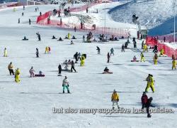 Cina: studenti di Altay si godono prima pausa per neve