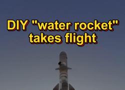 Insegnante cinese lancia un razzo ad acqua realizzato con bottiglie di plastica