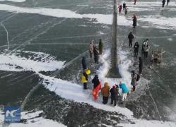 Cina: la pesca invernale al lago Chagan mantiene viva una tradizione millenaria 