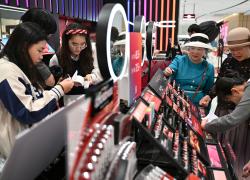 Cina: boom dello shopping duty-free nel porto di libero scambio di Hainan