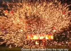 Fuochi d'artificio di ferro fuso illuminano Taiwan