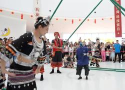 Cina: Hainan, robot partecipano a danza con steli di bamb&ugrave; durante flash mob