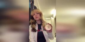 Olimpiadi Milano Cortina 2026, rotte medaglie di Breezy Johnson, Alysa Liu e Lucia Dalmasso, difetto nel laccio a cui si aggancia disco - VIDEO