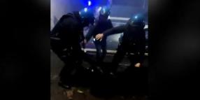 Scontri Torino, uomo circondato e preso a manganellate da pi&ugrave; agenti di polizia, lui: "Sono un fotografo", ma violenza continua - VIDEO