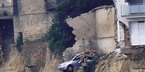 Niscemi, precipitata l'auto simbolo della frana, Ford Fiesta dell'80enne Marcello Di Martino in bilico sul costone da giorni - VIDEO