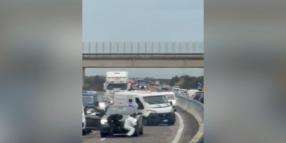 Assalto a portavalori sulla Brindisi-Lecce, camion in fiamme e sparatoria con i carabinieri, arrestati due membri della banda - VIDEO della rapina