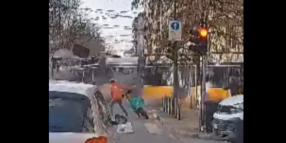 Tram linea 9 deragliato a Milano, il VIDEO dell'incidente e dello schianto contro un palazzo, rider salta dalla bici per scansare il mezzo