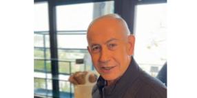 "Netanyahu morto, il VIDEO mentre beve un caff&egrave; al bar creato con AI: dalla data del 2024 sul Pos al naso che cambia forma"