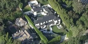 Sparatoria contro la villa di Rihanna a Beverly Hills, esplosi 10 colpi da un fucile Ar-15, arrestata una donna - VIDEO