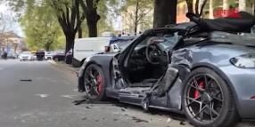 Incidente Milano, Porsche si schianta contro auto in sosta in corso di Porta Vercellina, morto Lorenzo Mattia Persiani - VIDEO