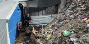 Gaza, 4000 palestinesi nel campo di al-Taawun vivono tra rifiuti, topi, e ordigni inesplosi: infezione da scabbia diffusa - VIDEO