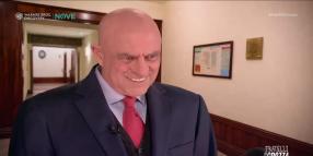 Fratelli di Crozza, Crosetto racconta il suo viaggio a Dubai tra vacanze, allarmi di guerra e misteriosi "Baratri"