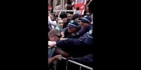 Australia, migliaia di manifestanti protestano contro Herzog in visita a Bondi Beach accusandolo di "incitamento al genocidio" - VIDEO