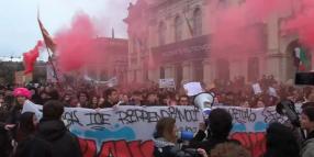 Olimpiadi Milano-Cortina, proteste contro presenza di Israele e ICE ai Giochi, dimostranti: "Vance out" e "Show Israel the red card" - VIDEO