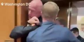 Ex marine Brian McGinnis ammette la verit&agrave; in Senato Usa: &ldquo;Guerra in Iran colpa di Israele&rdquo;, senatore sheehy e sicurezza gli spezzano mano e braccio - VIDEO