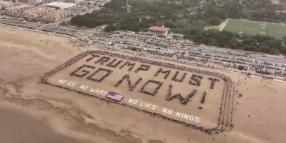 San Francisco, manifestanti "No Kings" formano cartello umano "Trump deve andarsene ora" a Ocean Beach largo oltre 180m - VIDEO