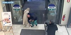 Bergamo, rumeno tenta di rapire bimba di 1 anno e mezzo all'Esselunga strappandola alla madre e le rompe il femore, arrestato - VIDEO
