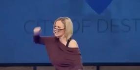 Chi &egrave; Paula White-Cain, consigliera spirituale di Trump che invitava gli Usa a "colpire, colpire, colpire, colpire" - VIDEO