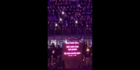 Cerimonia apertura Milano Cortina 2026, il VIDEO del gobbo di Mariah Carey con la pronuncia in inglese del testo di &ldquo;Nel Blu dipinto di Blu&rdquo;