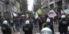 Ue, agricoltori cantano Marsigliese davanti poliziotti anti-sommossa