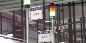 Nel magazzino Amazon dove robot e AI prevedono il regalo di Natale