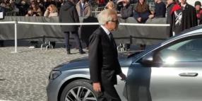 L'arrivo commosso del compagno Hoeksema al funerale di Valentino