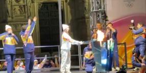 La fiamma olimpica in piazza Duomo a Milano, acceso il braciere 