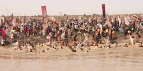 Nigeria, in migliaia nel fiume per il festival dei pescatori