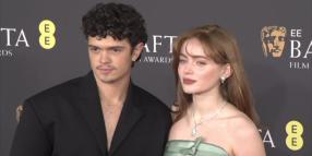 Il red carpet dei Bafta, Monica Bellucci e Sadie Sink rubano la scena