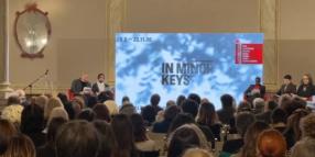 I semi, la poesia e la cura: la Biennale (in assenza) di Koyo Kouoh