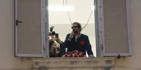 Sanremo, Paradiso saluta i fan dal balcone del Club dei Romantici