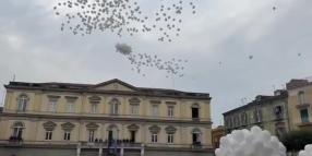 A Nola i funerali del piccolo Domenico, palloncini bianchi e applausi