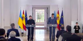 Zelensky a Madrid, Sanchez: "Niente pu&ograve; farci dimenticare l'Ucraina"