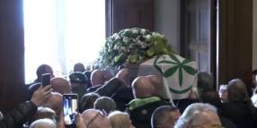Bossi, terminati i funerali col "Va pensiero" e i cori "Secessione"