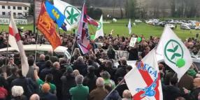 L'ultimo saluto della Lega a Umberto Bossi sul prato di Pontida