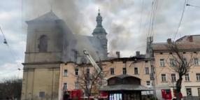 Attacchi con drone nel centro di Leopoli, in fiamme un palazzo