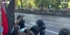 Madrid, ultima tappa della Vuelta annullata a - 56km dal traguardo per proteste di oltre 100mila pro-Pal, Sánchez: "Sostegno ai manifestanti" - VIDEO