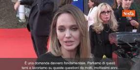 Angelina Jolie: "Chiediamoci perché non si aiuta la gente di Gaza, Sudan e Afghanistan"