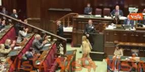 Meloni saluta con la mano uscendo dall'Aula della camera dopo informativa su Consiglio Ue