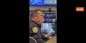 Gli agenti della Polizia di New York tracciano il viaggio di Babbo Natale sui monitor