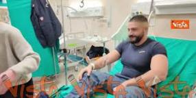 Meloni visita in ospedale il poliziotto aggredito durante il corteo a Torino