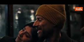 Milano-Cortina, si illumina il San Siro, Mattarella arriva su un tram guidato da Valentino Rossi