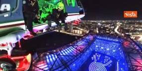 Cerimonia d'apertura Milano Cortina, la visuale dall'alto dall'elicottero della Polizia di Stato