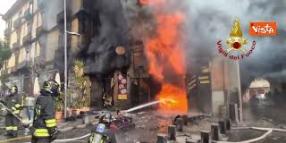 Scoppia un incendio in una pizzeria di Secondigliano (Napoli), evacuato l'edificio sovrastante