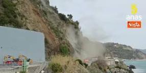 Anas fa brillare 300 kg di esplosivo per rimuovere un masso pericolante sull'Aurelia vicino Genova