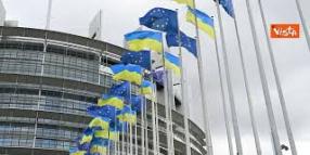 Bandiere Ucraina sventolano al Parlamento Europeo nel 4&deg; anniversario dell'invasione russa