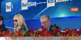 Patty Pravo cade dalla sedia alla conferenza stampa di Sanremo