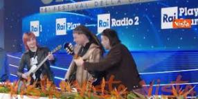 Sayf arriva con l'accompagnamento di due chitarre alla conferenza stampa di Sanremo