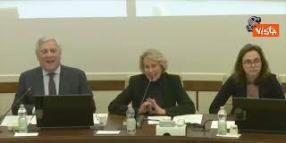 Bagarre in Commissione Senato, Tajani a Conte: Io non sono andato in ginocchio da Merkel o da Trump