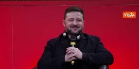 Standing ovation degli studenti francesi per Zelensky a Sciences Po Paris